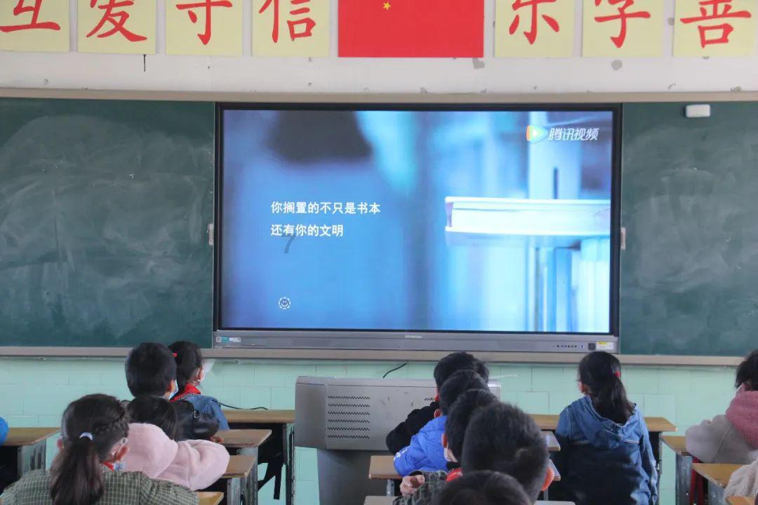 “小萌驼”打卡敦煌莫高窟,画飞天壁画、学飞天造型,中华文化传承有画面了!